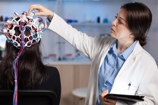 Z jakimi dolegliwościami do neurologa? Sprawdź, co może niepokoić