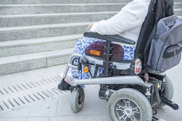 Kto może wystawić zlecenie na wózek inwalidzki i uniknąć problemów?